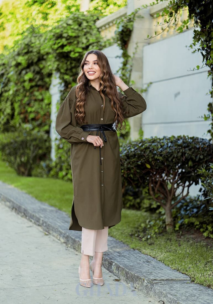 Chemisier longue en vert olive avec ceinture en cuir