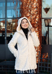 Manteau blanc à capuche en faux fur